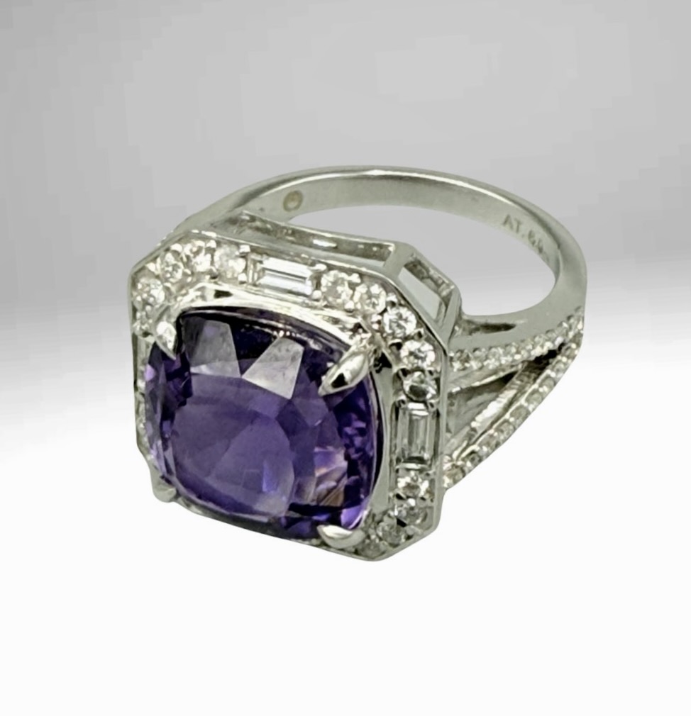 Ring WG Amethist im Kissenschliff umgeben mit Diamanten 